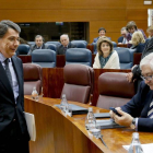 El presidente de la Comunidad de Madrid, Ignacio González, con el consejero de Sanidad, Javier Rodríguez, al que ha cesado