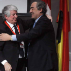 Arturo Fernández es felicitado por el presidente de la Ceoe, Juan Rosell.
