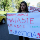Un grupo de personas protesta por la la violación y asesinato de una niña en Bogotá.