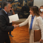 Rocío Lucas saluda al presidente de las Cortes, Carlos Pollán, ayer. R. GARCÍA