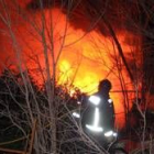 Los bomberos atacan el fuego entre los matorrales