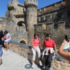 Turistas en el Castillo de los Templarios de Ponferrada, en una imagen de archivo. L. DE LA MATA