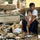 Una mujer y su hija contemplan el lugar devastado que un día ocupó su hogar, en Bentota (Sri Lanka)