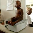 Un niño espera en la consulta en la que se realizan los ensayos de la vacuna, en Mozambique