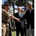 Karzai estrecha la mano del general Richards, jefe de la Otan