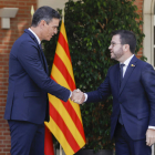 El presidente Pedro Sánchez y el de la Generalitat, Pere Aragonés, en la Moncloa, ayer. EMILIO NARANJO