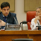 Pedro Luis Sanchez Ruiz, presidente de la Asociacion de Inspectores del Banco de España, junto a la diputada Ana Oramas, presidenta de la comisión parlamentaria de investigación sobre el rescate bancario.