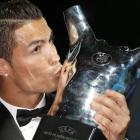 Cristiano Ronaldo posa con su trofeo de mejor jugador europeo de la temporada 2013/14