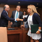 Cubelos y Álvarez, saludando ayer a Carrasco.