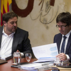 Oriol Junqueras y Carles Puigdemont repasan el dossier con los presupuestos. QUIQUE GARCÍA
