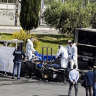 La policía forense cubre un cadáver sacado de la caravana donde murieron tres hermanas gitanas, en Roma, el 10 de mayo.