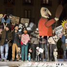 Concentración de apoyo a los titiriteros detenidos en Madrid por apología del terrorismo, en la plaza de Sant Jaume, en febrero del 2016.
