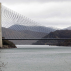 El embalse de Los Barrios de Luna se encuentra al 93 por ciento de su capacidad. MARCIANO PÉREZ