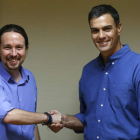 Pablo Iglesias y Pedro Sánchez se saludan durante la reunión mantenida en el Congreso. KIKO HUESCA
