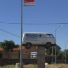 La ambulancia y el cartel de urgencias colocado en el pueblo