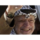 Yasser Arafat saluda a los apoyantes en octubre de 2003 en Ramala.