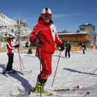 De momento, poca nieve para comenzar la temporada, aunque los incondicionales de las pistas no se perdieron el primer día