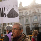 Uno de los participantes de la protesta organizada este miércoles a las puertas del Tribunal Supremo por la decisión tomada ayer por este tribunal sobre el pago del impuesto de las hipotecas.