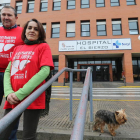 Dos enfermos de hepatitis C, a las puertas del Hospital del Bierzo en una foto reciente.