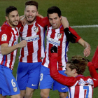 Los futbolistas del Atlético celebran el gol de Gaitán. JUANJO MARTÍN