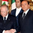 Berlusconi estrecha la mano del presidente de la República, Ciampi, en el palacio del Quirinal