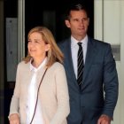 La infanta Cristina e Iñaki Urdangarin, saliendo de los juzgados de Palma, en una de las sesiones del juicio del 'caso Nóos'.