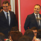 Pedro Sánchez y Alberto Hernández, ayer en el instituto. RAMIRO