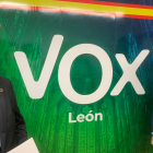 Suárez Arca, junto a Calvo Liste, esta mañana en la sede de Vox en León. DL