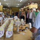 Carrasco supervisa el taller de trofeos para la Diputación.
