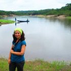 Rita García Jiménez, con el río Negro de fondo, en plena selva, a los pocos días de llegar a Manaos.