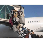 Decenas de ciudadanos afganos intentan abordar ayer un avión listo para despegar en el aeropuerto de Kabul. VÍDEO TWITTER