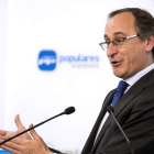 Alfonso Alonso, en la rueda de prensa en la que anunció su candidatura a lendakari.  DAVID AGUILAR
