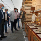 Jesús Manuel Sánchez Cabrera y Luis del Hoyo visitan uno de los puestos de Arteávila. RAÚL SANCHIDRIÁN