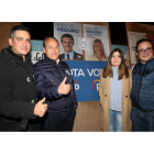 Representantes del PP anoche, en la pegada de carteles del partido en Ponferrada. L. DE LA MATA