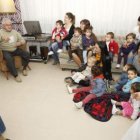 La Asociación del Alzhéimer celebró un encuentro intergeneracional en la sala «cuéntame»