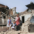 Una mujer lleva a sus hijas a la escuela en Katmandú.