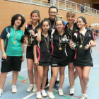 Los integrantes del CTM Veguellina A y B posan con sus trofeos al término del campeonat.
