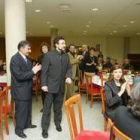 Los asistentes aplauden al tenor leonés Ignacio Encinas a su llegada a La Venatoria