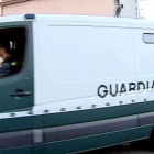 Un furgón de la Guardia Civil traslada a uno de los detenidos, en Alicante.