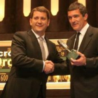 El alcalde de Ponferrada, Carlos López Riesco, entregó a Antonio Banderas su Micrófono de Oro