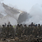 Restos del avión que se ha estrellado sobre un barrio en Kirguistán.
