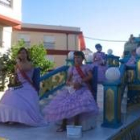 Un momento del desfile de peñas y carrozas durante las fiestas de Valderas del año pasado