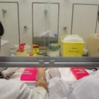 Uno de los grupos de investigación de la Universidad trabajando en el laboratorio.