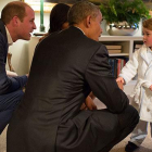 El príncipe George recibe a Obama en pijama.