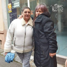 Rosa y Yesica, ayer poco antes de entrar en el centro de día Concepción Arenal de la calle San Pedro. GAITERO