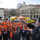 Los voluntarios reciben explicaciones de la UME. F. OTERO PERANDONES