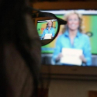 Imagen de un telespectador 'maduro' viendo un programa de televisión en su hogar.
