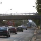 El puente de la Nacional VI sobre la avenida de Galicia, en una foto tomada ayer por la tarde