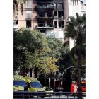 Los servicios de emergencia en el edificio siniestrado. A. ESTÉVEZ