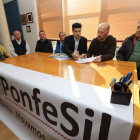 Integrantes de la plataforma Ponfesil, ayer en el centro cívico de Flores del Sil.